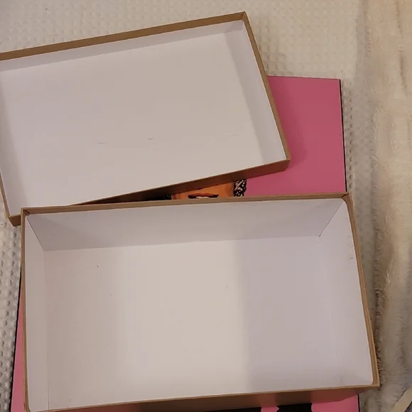 Christian Louboutin Brown Box with White Logo - Picture 4 of 6